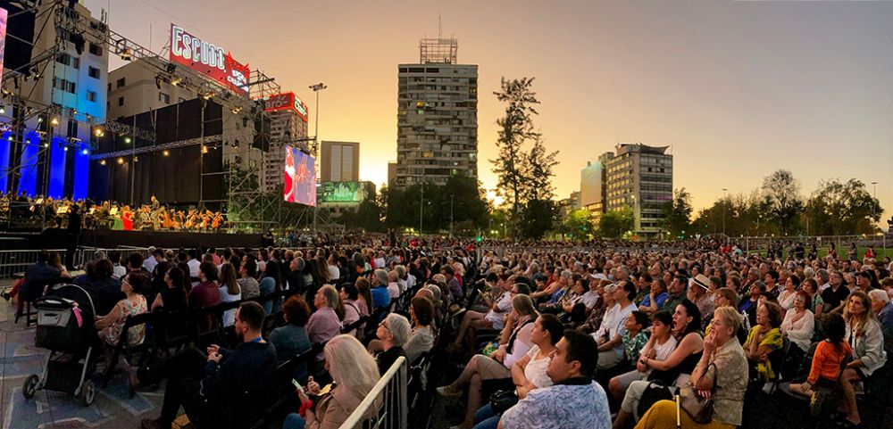 El Parque Juan Pablo II de Bajos de Mena, en la comuna de Puente Alto; la Plaza Argentina, a la salida de Metro Estación Central; la Plaza de Maipú; y la Plaza Italia son los lugares donde se desarrollarán los conciertos de "Santiago Sinfónico".
